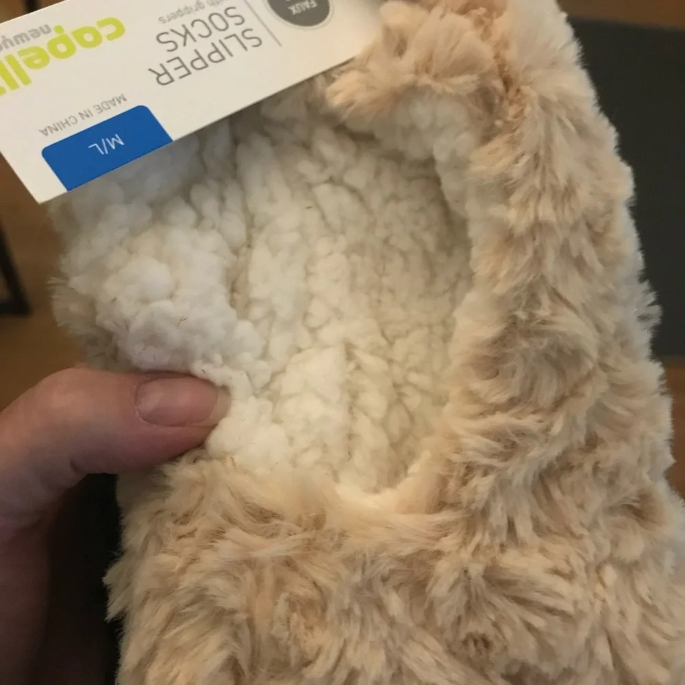 New 2 Pairs CAPELLI Faux Fur Pull-on Slipper Socks with Grippers size M/L NWT